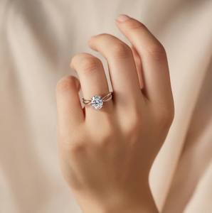 แหวนหมั้นเพชรโมอิสซาไนต์ Shama Gems and Jewels ตัวเรือนเงินแท้ 925 รูปทรงวงรี ประดับเพชรแบบหนามเตย เครื่องประดับหรูหราโดดเด่น - Product Image 2