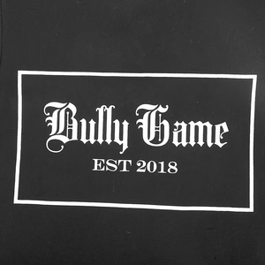 เสื้อยืดแขนสั้นสีดำสำหรับผู้ชาย Bully Game ทรงปกติ คอกลม พิมพ์ลายตัวอักษร สไตล์ลำลอง ผ้าเจอร์ซีย์คอตตอน 100% - Product Image 3