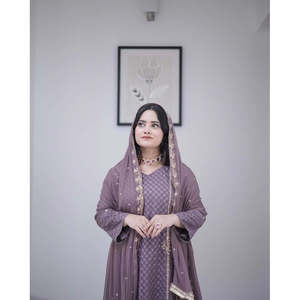 เสื้อชีฟองดีไซน์เนอร์สำหรับงานปาร์ตี้ แขนสามส่วน ปักลายประดับด้วยเลื่อม พร้อมกางเกงและผ้าคลุมไหล่เข้าชุด - Product Image 5