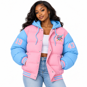 Veste matelassée personnalisée Gamma Phi Delta Sorority avec logo brodé sur le devant, couleur rose et bleu clair, manches longues, pour femme - Product Image 1
