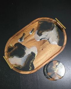 Plateau de service artisanal en résine et bois, plateau en bois à bords naturels unique avec incrustation artistique en résine, décoratif pour la cuisine et la salle à manger - Product Image 5
