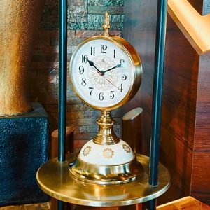 Reloj de Escritorio Tradicional de Latón con Base de Cerámica, 34 cm de Altura, Movimiento de Cuarzo Silencioso, Diseño Circular, Función de Snooze, Diseño Minimalista - Product Image 3