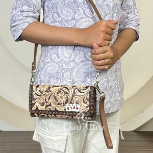 Portefeuille Trifold pour Femme en Cuir Véritable Façonné à la Main, Sac à Bandoulière Unique en Cuir de Vachette avec Pochette de Poignet – Collection March Expo - Product Image 1