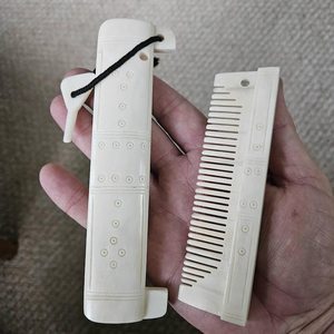 Peine para Barba Vikingo de Hueso de la Mejor Calidad con Funda, Diseño Religioso Animal Tallado en Marfil, Color Natural, 10cm, Tacto Real, India, Natural para el Hogar - Product Image 2