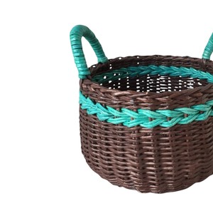 Panier en rotin marron et turquoise distinctif avec bordure tressée et poignées, bac de rangement tissé à la main, organisateur décoratif pour la maison - Product Image 3