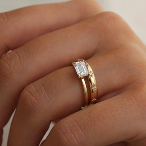 Bague de mariage minimaliste en or jaune 14 carats avec diamant de laboratoire taille émeraude 1 CT certifié IGI VS+ et sangle à 4 griffes de 1,6 mm - Product Image 3