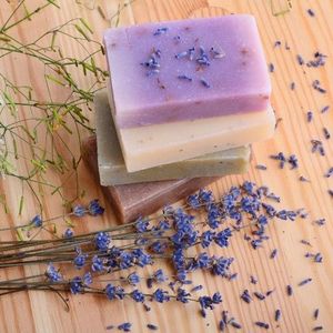 สบู่สมุนไพรเวียดนามคุณภาพสูงสำหรับอาบน้ำ/สบู่จากส่วนผสมธรรมชาติ มีกลิ่นหอมหลากหลาย คุณภาพสูงและราคาดี - Product Image 1