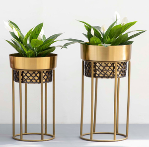 Supports de plantes pyramidaux géométriques modernes en or avec pots assortis pour un look luxueux, disponibles à prix de gros. - Product Image 2
