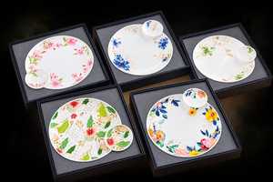 Bols de service en céramique florale avec poignées en bois, compatibles lave-vaisselle, design moderne, vaisselle de fête écologique - Product Image 3