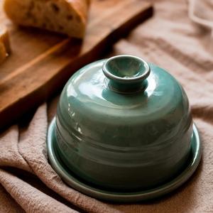 Recipiente para Mantequilla Estilo Artesanal con Tapa de Cúpula y Anillo de Agarre Elevado, Acabado Glaseado Liso, Plato Redondo para Servir, Almacenamiento Elegante para la Cocina - Product Image 1