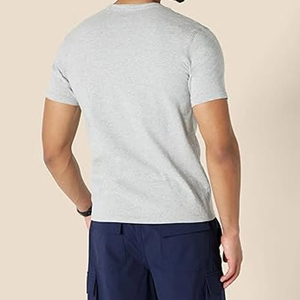 เสื้อยืดคอกลมแขนสั้นสีเทาสำหรับผู้ชาย ทรงเข้ารูป สไตล์ลำลอง ผ้าเจอร์ซีย์คอตตอน สีพื้น ระบายอากาศได้ดี ดีไซน์แบบถัก - Product Image 2