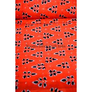 ผ้าฝ้ายออร์แกนิกอินเดียทอมือขายส่ง ผ้าพิมพ์ลายบล็อกด้วยมือแบบ Sanganeri จากเมืองชัยปุระ น้ำหนักเบา เหมาะสำหรับใช้ทำผ้าม่าน กระเป๋า และของตกแต่งบ้าน - Product Image 4