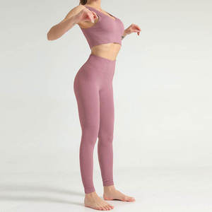 Ensemble de yoga premium pour femmes, conçu pour le confort, la flexibilité et le style, avec une coupe fluide pour tous les modes de vie actifs. - Product Image 3