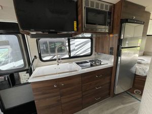 รถบ้าน Winnebago View 24V คุณภาพสูง รุ่นใหม่ล่าสุด สภาพสะอาด พร้อมขาย - Product Image 3