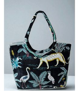 Sac fourre-tout en velours matelassé à motifs floraux doux avec doublure en coton, style bohème pour usage quotidien, printemps et plage, shopping - Product Image 4