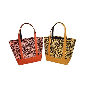 Sac fourre-tout en toile imprimé zèbre teint de 12 oz, écologique, biodégradable, avec logo discret, base en jute, poignée et poche zippée, idéal pour la publicité - Product Image 1