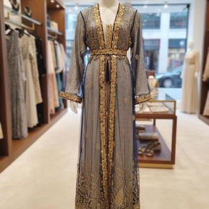 ชุดกะฟตันโมร็อกโกสีน้ำเงินและสีทองปักลายด้วยมืออย่างประณีต – ชุดอาบายะผ้าชีฟองไหมหรูหราพร้อมรายละเอียดเลื่อมที่ประณีตและเข็มขัด - Product Image 1