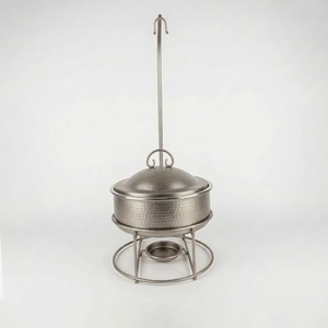 Chauffe-plat arabe orné avec couvercle en dôme suspendu, fait main, doré et argenté, pour le buffet du Ramadan au Moyen-Orient - Product Image 4