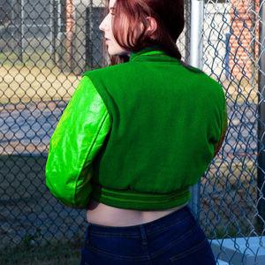 Chaqueta Corta Estilo Universitaria para Mujer, Color Verde Oscuro, Estilo Bomber con Letras, Mangas de Cuero Sintético, Ropa Exterior Informal, Moda Femenina - Product Image 4