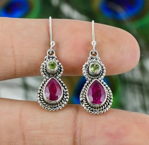 Boucles d'oreilles pendantes en argent sterling 925 faites à la main avec deux pierres précieuses rouge et verte, rubis et péridot, style vintage bohème pour femme - Product Image 4