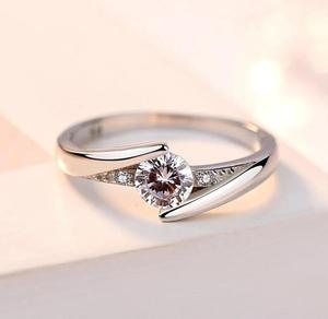 Bague en moissanite écologique, pierre précieuse étincelante pour fiançailles, mariage, anniversaire et occasions romantiques, disponible à la vente - Product Image 1