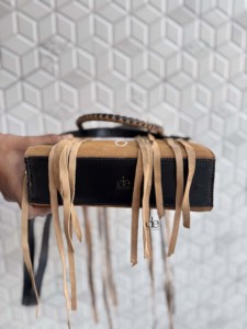 Magnifique sac fourre-tout en cuir fait main avec franges et pompons, sac à main bohème multi-usages pour femme en cuir travaillé à la main - Product Image 4