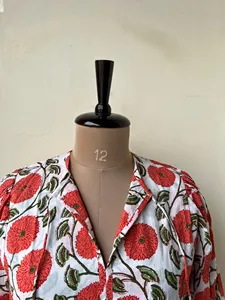 Robe midi bohème en coton à imprimé floral blanc et rouge, col noué, manches bouffantes, coupe ample, robe d'été décontractée - Product Image 3