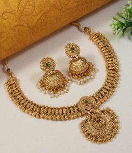 Conjunto de Joyería Étnica Antigua Dorada al por Mayor, Collar de Templo con Acabado Mate Premium y Jhumkas Tradicionales, Joyería Festiva para Disfraces - Product Image 3