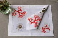 Des motifs de corail délicats brodés sur du lin doux créent une touche raffinée de style côtier pour les réceptions quotidiennes.