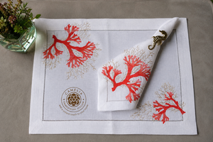 Des motifs de corail délicats brodés sur du lin doux créent une touche raffinée de style côtier pour les réceptions quotidiennes. - Product Image 1
