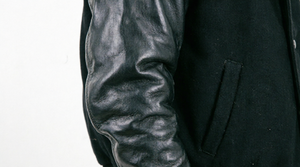 Veste universitaire en cuir PU noir pour homme avec broderie rouge et blanche, col rabattu, coupe classique, vêtement d'automne pour homme - Product Image 4
