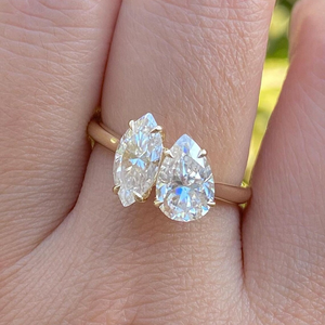 Bague de fiançailles en or jaune 10K massif avec deux pierres de moissanite taille poire marquise, bague Toi et Moi, cadeau d'anniversaire pour femme - Product Image 2
