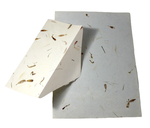 Enveloppes A4 en papier de coton artisanal premium, sans bois, sans acide, motif pétales de fleurs mouchetés, papeterie Green Life Style Camelon - Product Image 3