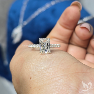 Anillo con Halo Oculto de Diamante Cultivado en Laboratorio con Corte Radiante de 2CT, Certificado por IGI |   Anillo de Oro Sólido de 10k con Acentos Solitarios - Product Image 4