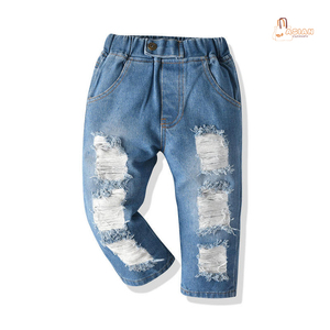 Jeans déchirés pour garçons, mode enfantine, qualité supérieure, vente en gros d'usine, 100% coton, coupe ample, grandes tailles, denim délavé clair - Product Image 1