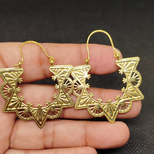 ต่างหูดรอปทองเหลืองส่งออกขายส่งทำมือชุบทองตกแต่งด้วยลวดลายขอบเรียบ - Product Image 1