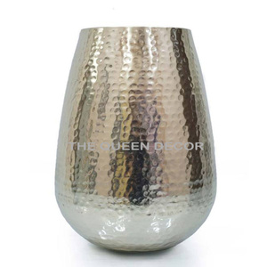 Vases décoratifs élégants en acier inoxydable argenté, design texturé martelé, forme unique, pour la maison et le bureau - Product Image 1