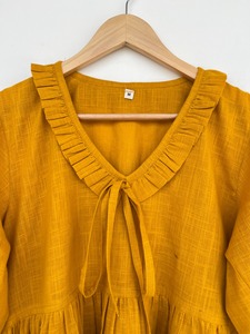 เสื้อเบลาส์สีเหลืองมัสตาร์ด คอวี แขนพอง แต่งระบาย ผ้าฝ้าย 100% สไตล์ลำลอง โบโฮ เหมาะสำหรับฤดูร้อน ให้ลุคผ้าลินิน ใส่ไปเที่ยวพักผ่อนได้ - Product Image 4