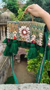 Bolso bandolera estilo boho banjara |   Bolso Artesanal de Patchwork y Conchas de Cauri |   Bolso bandolera hippie bordado |   Festival Étnico Bohemio - Product Image 4
