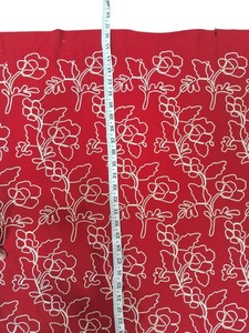 Tissu de bonneterie rouge intense en gros avec broderie florale blanche et travail de cordon 3D pour vêtements de créateurs et tenues de fête - Product Image 3