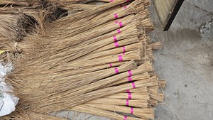 ไม้กวาดมะพร้าวธรรมชาติสำหรับทำความสะอาดสวนหลังบ้าน ยาว 120 ซม. ด้ามไม้แห้ง เป็นมิตรกับสิ่งแวดล้อม ทนทาน ใช้กวาดใบไม้ - Product Image 6