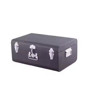 Lot de 2 coffres de rangement métalliques argentés, décoratifs, en fer thermolaqué, avec loquets et serrures chromés au centre - Product Image 3