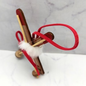 Décoration de Noël artisanale en bois en forme de luge avec ruban rouge et accent en fourrure pour la décoration de la maison pendant les fêtes - Product Image 4