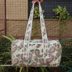 กระเป๋าเดินทางทรงโบฮีเมียนสวยงาม ทำมือ ลายควิลท์  กระเป๋าเป้สะพายหลังสำหรับเดินทางช่วงสุดสัปดาห์  โครงภายนอกขนาดใหญ่ ลายแมนดาลา  ซิปแบบมีห่วงล็อค  ผ้าฝ้าย - Product Image 1