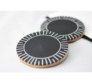 Sous-verre rond en bois avec motif blanc, idéal pour une mise en ordre impeccable de la table, des zones repas, des bureaux et des tables de café, provenant d'Inde. - Product Image 3