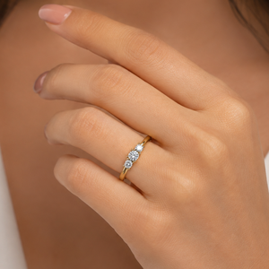 Anillo de Compromiso de Oro Amarillo de 14K con Tres Diamantes |   Anillo de Diamantes Redondos Brillantes Naturales para Mujer, Regalo de Aniversario o Boda - Product Image 2