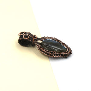 Colgante de Labradorita en Forma de Corazón con Alambre, Bañado en Rodio Negro y Cobre, Venta al Por Mayor |   Proveedor de Joyería Bohemia Hecha a Mano con Piedras Preciosas - Product Image 4