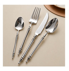 Juego de cubiertos de 8 piezas de estilo único, dorado, moderno y minimalista, con cuchara para servir, tenedor y otros utensilios. - Product Image 6