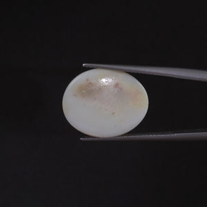 โอปอลสีขาวธรรมชาติแบบขายส่ง น้ำหนัก 7.92 กะรัต รูปทรงวงรี ขนาด 19x13 มม. ได้รับการรับรองจาก IGI ขัดเงาด้วยมือ เหมาะสำหรับทำเครื่องประดับ - Product Image 1