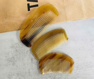 Peigne à cheveux en corne de buffle naturelle sculpté à la main Style décoratif doux pour les cheveux Peigne antistatique pour les soins capillaires quotidiens - Product Image 6